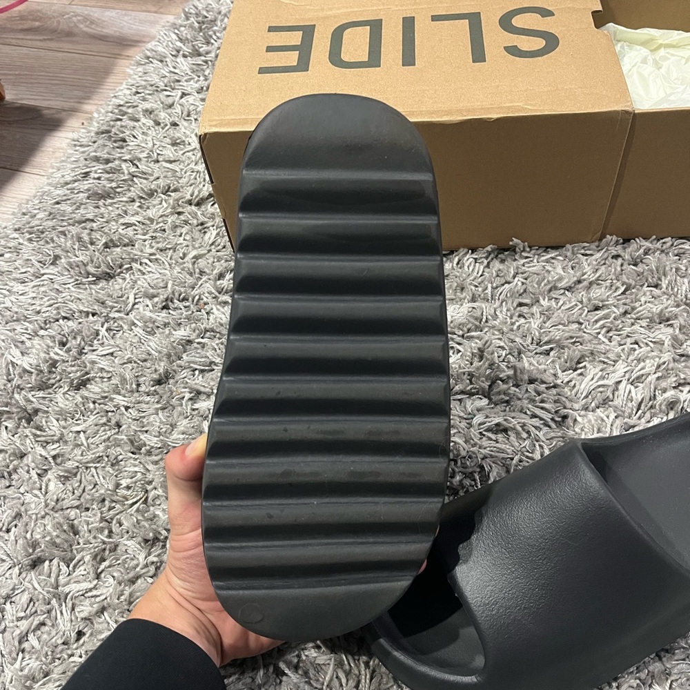 Yeezy slide onyx size 10 - Picture 7 of 13
